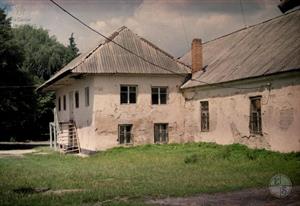 Синагога турийских хасидов в Млынове, 2001 Синагога турийских хасидов в Млынове, 2001