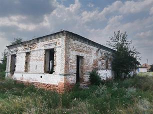 К боковым фасадам также пристроены дополнительные объемы К боковым фасадам также пристроены дополнительные объемы
