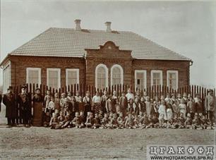 Учителя и учащиеся возле школы колонии Веселая, 1904 г. Учителя и учащиеся возле школы колонии Веселая, 1904 г.