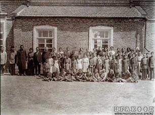 Учителя и учащиеся возле школы колонии Красноселка, 1904 г. Учителя и учащиеся возле школы колонии Красноселка, 1904 г.