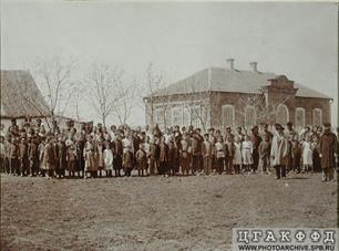 У здания школы колонии Роскошная, 1904 г. У здания школы колонии Роскошная, 1904 г.