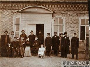 Возле синагоги колонии Богодаровка, 1904 г. Возле синагоги колонии Богодаровка, 1904 г.
