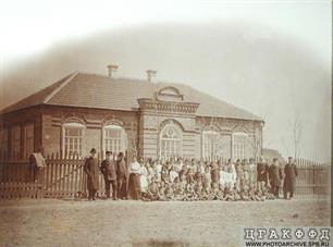 Учителя и учащиеся возле школы колонии Сладководная, 1904 г. Учителя и учащиеся возле школы колонии Сладководная, 1904 г.