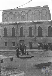 Евреи набирают воду около синагоги, 1920-е Евреи набирают воду около синагоги, 1920-е