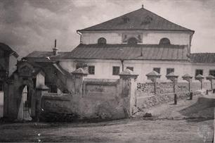 Вишневецкая синагога, 1900. Видны львы над центральным окном Вишневецкая синагога, 1900. Видны львы над центральным окном