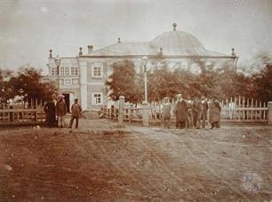 Прихожане у здания синагоги колонии Богодаровка, 1904 г. Прихожане у здания синагоги колонии Богодаровка, 1904 г.