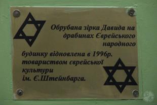 Рядом установили такую табличку Рядом установили такую табличку
