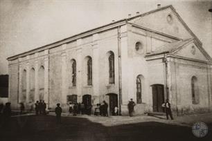 Первоначальный вид синагоги. Фото, вероятно, 1920-х годов Первоначальный вид синагоги. Фото, вероятно, 1920-х годов