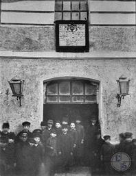 Дети у входа в синагогу, до 1914 г. Дети у входа в синагогу, до 1914 г.