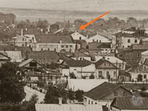 Фрагмент панорамной фотографии, стрелка указывает на синагогу Фрагмент панорамной фотографии, стрелка указывает на синагогу