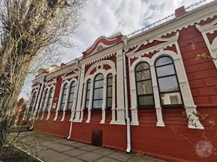 Год постройки на фронтоне центрального ризалита Год постройки на фронтоне центрального ризалита