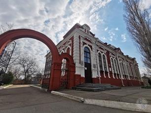 Синагога в Гуляйполе, 2015. Над входом видны символические Скрижали Завета Синагога в Гуляйполе, 2015. Над входом видны символические Скрижали Завета