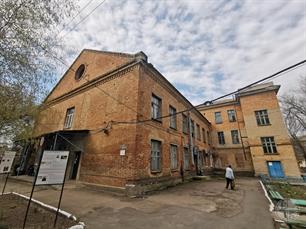 Видны следы замурованных арочных окончаний оконных проемов, 2003 Видны следы замурованных арочных окончаний оконных проемов, 2003