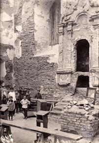 Евреи в разрушенной синагоге, 1929 Евреи в разрушенной синагоге, 1929