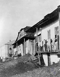 Еврейская улица, на заднем плане видна синагога Еврейская улица, на заднем плане видна синагога
