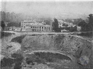 Завод Зайцева, 1910-е гг. Над карьером - корпус больницы, справа к нему примыкает молельня Завод Зайцева, 1910-е гг. Над карьером - корпус больницы, справа к нему примыкает молельня