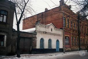 Синагога и еврейская школа (справа), 2000 Синагога и еврейская школа (справа), 2000