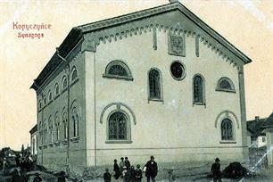 Synagogue in Kopychyntsi on the postcard of the early 20th century Synagogue in Kopychyntsi on the postcard of the early 20th century