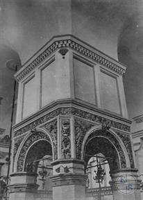 Бима, 1925. Уже нет изображений животных и ажурных металлических поясов вокруг колонн Бима, 1925. Уже нет изображений животных и ажурных металлических поясов вокруг колонн