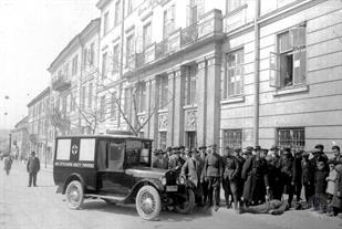 Скорая помощь перед Домом общества еврейских женщин. Пострадавший никуда не денется, главное - фото)