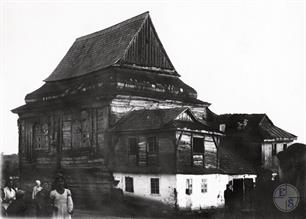 Лянцкоруньские евреи позируют на фоне синагоги, 1930 Лянцкоруньские евреи позируют на фоне синагоги, 1930