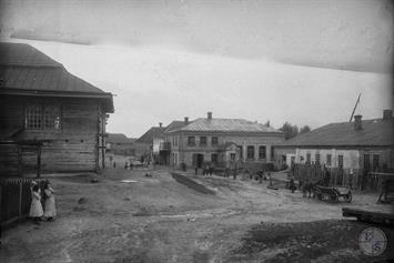 Олика, слева видно синагогу. Справа на заднем плане - бейт-мидраш. 1913 год Олика, слева видно синагогу. Справа на заднем плане - бейт-мидраш. 1913 год