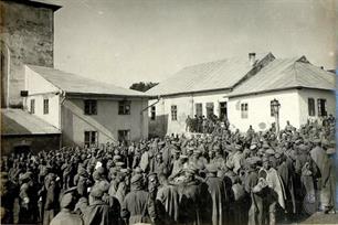Русские военнопленные возле синагоги, 1915. На заднем плане еврейская школа Русские военнопленные возле синагоги, 1915. На заднем плане еврейская школа