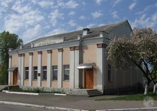 Кинотеатр на месте синагоги в Радивилове, 2011 Кинотеатр на месте синагоги в Радивилове, 2011