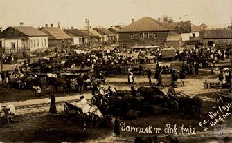 Ярмарка в Рокитном, 1930. В центре видна синагога Ярмарка в Рокитном, 1930. В центре видна синагога