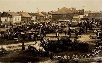 Ярмарка в Рокитном, 1930. В центре видна синагога