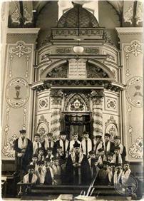 Кантор Давид Кусевицкий и ученики ешивы у арон кодеша синагоги в Ровно, 1935 Кантор Давид Кусевицкий и ученики ешивы у арон кодеша синагоги в Ровно, 1935