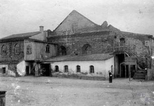 Большая синагога в Степани, 1914. Виден "polish" с железными воротами, слева от него - синагога ремесленников Большая синагога в Степани, 1914. Виден "polish" с железными воротами, слева от него - синагога ремесленников
