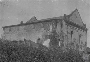 Большая синагога в Степани, 1900-е гг. Видны верхняя и нижняя синагоги для женщин, пристроенные к южной стене Большая синагога в Степани, 1900-е гг. Видны верхняя и нижняя синагоги для женщин, пристроенные к южной стене