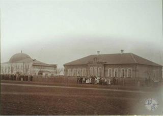 Слева - синагога, на переднем плане - школа, 1904 Слева - синагога, на переднем плане - школа, 1904
