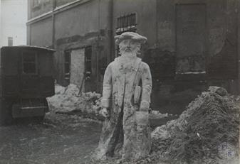 The statue of the rabbi from the snow, 1915, made by Austrian soldiers. Photo from Austrian National Library The statue of the rabbi from the snow, 1915, made by Austrian soldiers. Photo from Austrian National Library