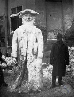 The height of the statue was up to 3 meters. Photo from Fortepan archive, Hungary The height of the statue was up to 3 meters. Photo from Fortepan archive, Hungary