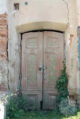 In 2013 there were still luxurious original wooden doors In 2013 there were still luxurious original wooden doors