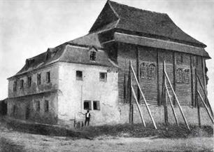 Closer to 1800, a stone extension was erected with a prayer room for women Closer to 1800, a stone extension was erected with a prayer room for women