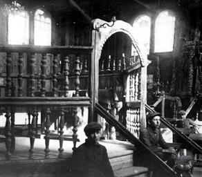 Boys in the synagogue near bima, photo from archive Yad Vashem Boys in the synagogue near bima, photo from archive Yad Vashem