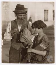 Jewish carpenter with his granddaughter. Photo by Alter Katsizne Jewish carpenter with his granddaughter. Photo by Alter Katsizne