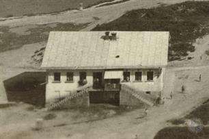 Alter kloiz and beit midrash were located in the same building, but with different entrances Alter kloiz and beit midrash were located in the same building, but with different entrances