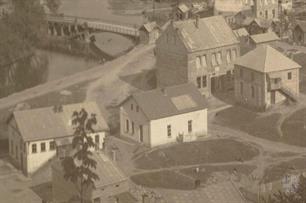 On the left - Alter Kloiz, to the right there is already Husyatiner Kloiz, even more to the right - Kopychinitser Kloyz, behind him - the 2-storey synagogue Yad Harutsim On the left - Alter Kloiz, to the right there is already Husyatiner Kloiz, even more to the right - Kopychinitser Kloyz, behind him - the 2-storey synagogue Yad Harutsim