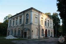 В старом парке находится дворец Потоцких В старом парке находится дворец Потоцких