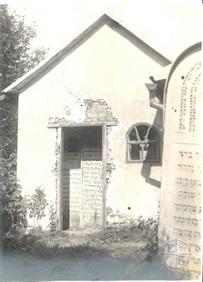 Right next to the entrance on the right side, there were a few middle sized structures with tombstones inside them. Those were family graves of the rich and prominent Jews, called “shtibalach” Right next to the entrance on the right side, there were a few middle sized structures with tombstones inside them. Those were family graves of the rich and prominent Jews, called “shtibalach”