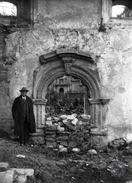 Портал Язловецкой синагоги, фото польского издания 1926 года Портал Язловецкой синагоги, фото польского издания 1926 года