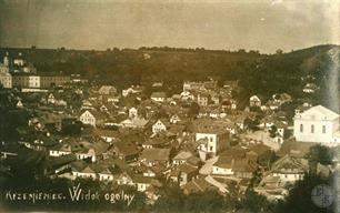 Kremenets, a postcard of the beginning of the 20th century. The synagogue is visible to the right Kremenets, a postcard of the beginning of the 20th century. The synagogue is visible to the right