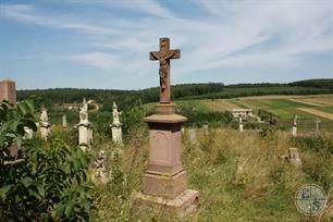 Возле костела - старинное кладбище Возле костела - старинное кладбище