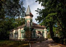 Бывший флигель усадьбы Голуховских, сейчас это больница. Основное здание не сохранилось Бывший флигель усадьбы Голуховских, сейчас это больница. Основное здание не сохранилось