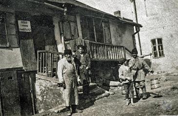 Shochet (ritual cutter) Kiva Vilner and his beef store, 1916. Photos were taken by Belgian soldiers who belonged to the Belgian armored car division Shochet (ritual cutter) Kiva Vilner and his beef store, 1916. Photos were taken by Belgian soldiers who belonged to the Belgian armored car division