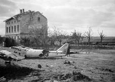 Советский бомбардировщик, упавший возле станции Тлусте, 1942 г. Советский бомбардировщик, упавший возле станции Тлусте, 1942 г.